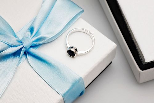 pierścionek srebrny z naturalnym szafirem na Arena.pl