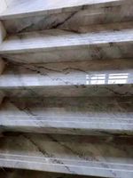 Marmuropodobne twarde szare płytki na schody z ŻYŁKĄ 100x30 WYSOKI POŁYSK