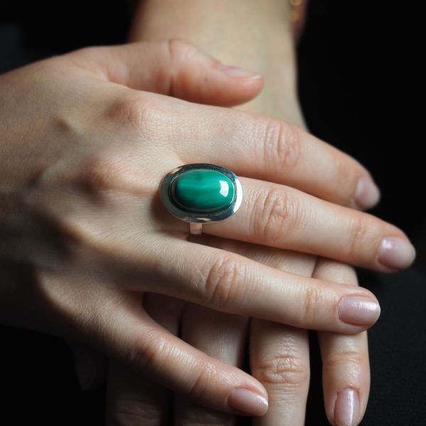 Pierścionek regulowany z owalnym Malachitem w srebrze. 14 (Średnica wewnętrzna 17 mm) +/- 2 rozmiary regulacji zdjęcie 3