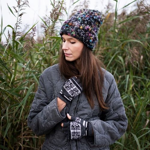 Czapka zimowa damska Multicolor - boucle, gruba, beanie Czarny na Arena.pl