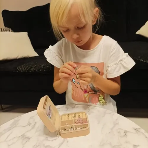 Zestaw do Robienia Bransoletek Koraliki Biżuterii Prezent Zawieszki Kuferek na Arena.pl