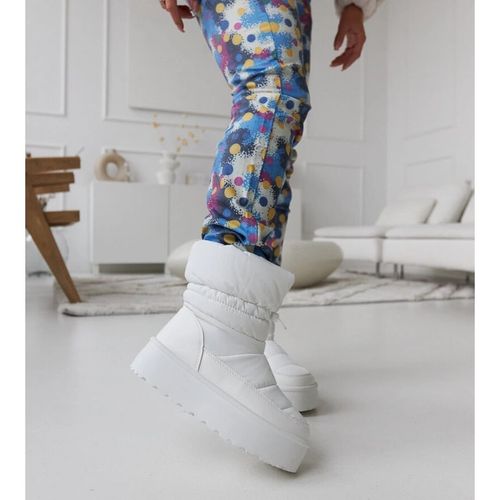 Białe ocieplane śniegowce na platformie r.39 na Arena.pl