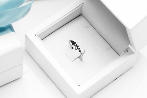 cudowny delikatny pierścionek z czarnymi diamentami w białym złocie na Arena.pl