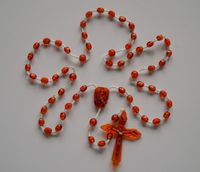 Różaniec na sznurku plastik herbaciany