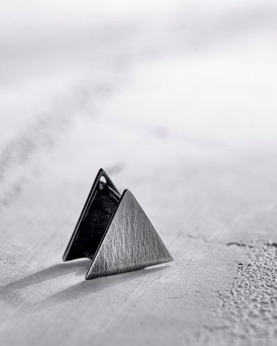 Srebrny kolczyk THE ROCK na Arena.pl