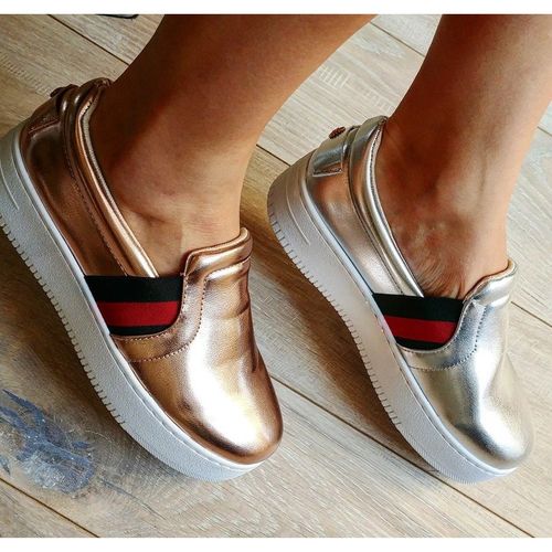 Slipony na platformie r.40 na Arena.pl