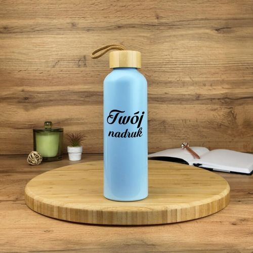 Błękitna butelka aluminiowa z bambusową zakrętką z Twoim nadrukiem na Arena.pl