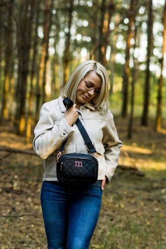 MONNARI Zgrabna pikowana czarna torebka listonoszka Regulowany pasek na Arena.pl