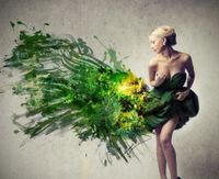 FOTOTAPETA KOBIETA W ZIELONEJ SUKIENCE