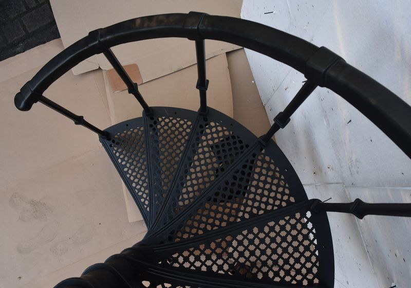 SCHODY KRĘCONE FI 1,36 M - WZÓR NR 3 - 1 TRALKA NA STOPNIU ŻELIWNE zdjęcie 7