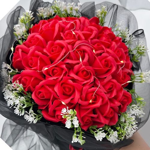 Bukiet czerwonych róż z płatków mydlanych z led czarny tiulem na prezent na Arena.pl