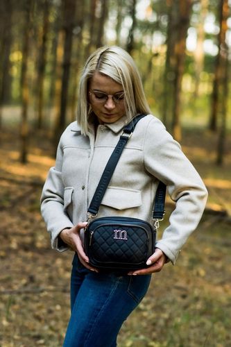 MONNARI Zgrabna pikowana czarna torebka listonoszka Regulowany pasek na Arena.pl