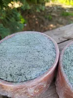 Gryt kołacz w miseczce z oregano