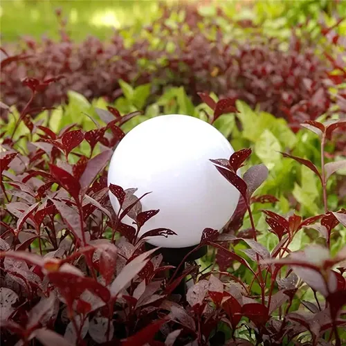 Lampa solarna ogrodowa kula biała wbijana 10cm na Arena.pl