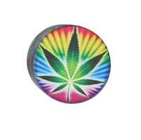 Młynek do Tytoniu Grinder z Zielonym Liściem Marihuany na Kolorowym Tle