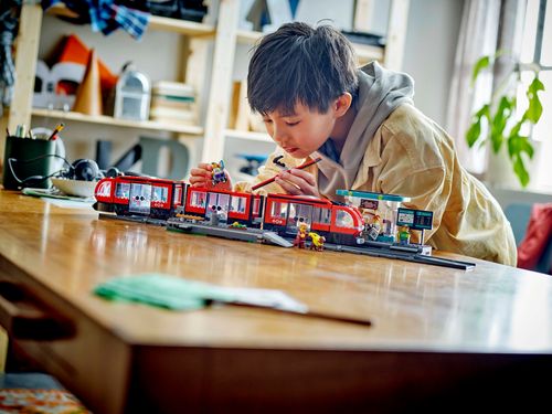 LEGO City 60423 Tramwaj miejski ze stacją - 811 elementów dla dzieci +7 na Arena.pl