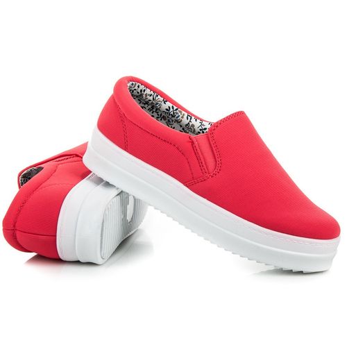 Czerwone slipony na platformie r.39 na Arena.pl