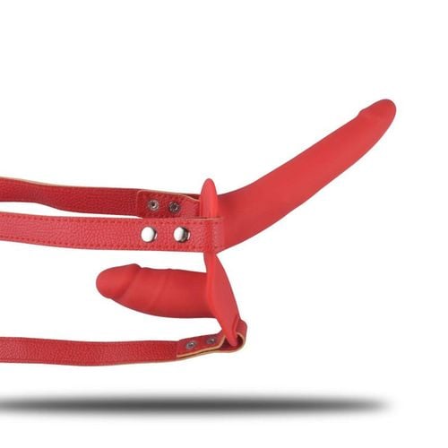 podwójny strap-on koloru czerwonego na szelkach na Arena.pl