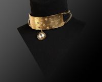 szeroka obroża zdobiona kryształkami, z zawieszką z kolekcji vintage