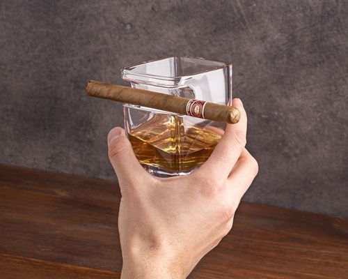 Szklanka do whisky i cygaro na Arena.pl