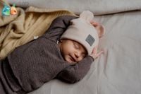 MIS GATOS czapka dla dziewczynki prążkowana uszka jasny beż 44-46