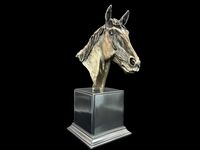 RZEŹBA KOŃ, GŁOWA KONIA NA POSTUMENCIE GENESIS (GN05896A4)