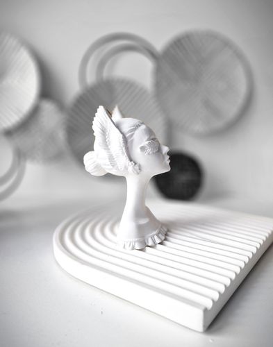 Figurka kobiety - Justice white na Arena.pl