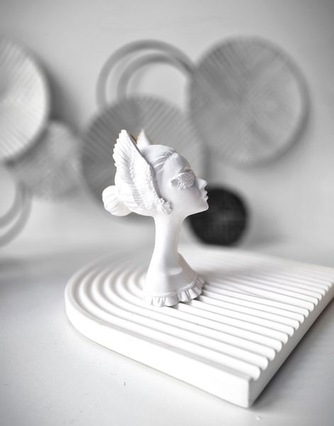 Figurka kobiety - Justice white zdjęcie 2