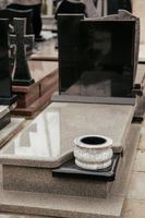 Misa Na Pomnik Na Cmentarz Granitowa na kwiaty (Wiscount White) 25cm