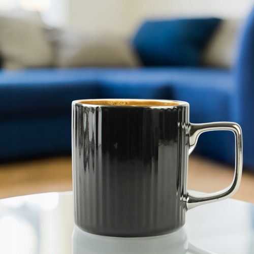 PORCELANOWY KUBEK NA KAWĘ HERBATĘ CZARNY ZDOBIONY ZE SREBRNYM UCHEM 370ML na Arena.pl