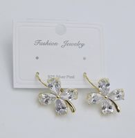 Piękne kolczyki kwiatek z 4 płatkami kolor złoty białe kryształki