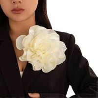 Śmietankowa brosza do ubrań kwiatowa elegancka gruba satynowa elegancka