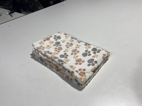 koc polarowy 100x70 cm łapy jasne na Arena.pl