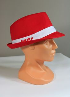 Czerwony kapelusz kibica z napisem Polska