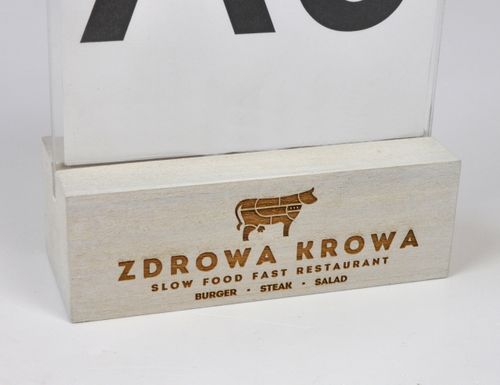 stojak na menu plexi + biała drewniana podstawka z grawerem A6 10 szt na Arena.pl
