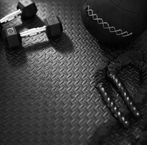 PODŁOGA gumowa PUZZLE do siłowni MATA pod sprzęt ochronna czarna 1,8x2,4m na Arena.pl