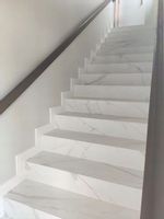 Białe marmuropodobne płytki na schody z ŻYŁĄ 120x30 matowe antypoślizgowe!