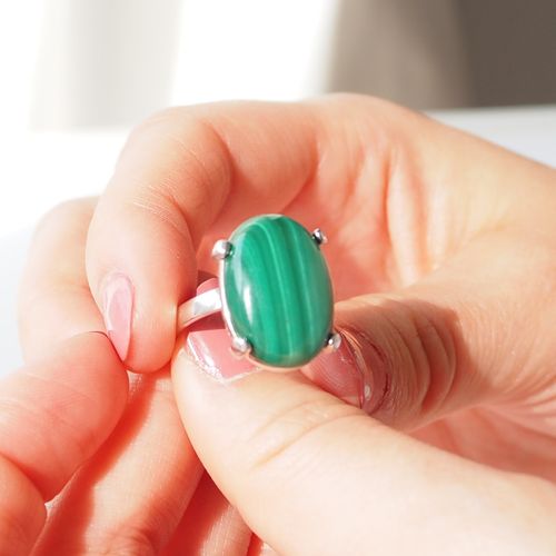 Pierścionek regulowany z owalnym Malachitem w srebrze rodowanym na Arena.pl