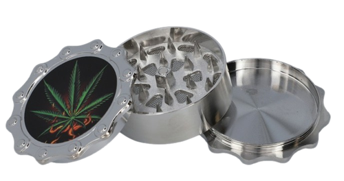 Srebrny Grinder Młynek do Suszu Zielony Liść nad Płomieniami na Czarnym Tle na Arena.pl