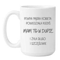 PEWNA MĄDRA KOBIETA POWIEDZIAŁA KIEDYŚ MAM TO W DUPIE I ŻYŁA DŁUGO I SZCZĘŚLIWIE Wzór - Duży Biały 450 ml