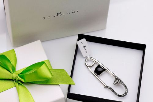 broszka srebrna agrafka z onyksem i markazytami na Arena.pl