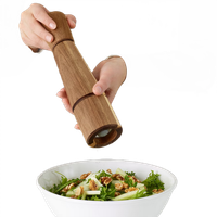 Młynek do przypraw 27cm z drewna akacjowego ceramiczny mechanizm INTRESSANT