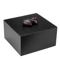 Czarna drewniana urna w kształcie pudełka