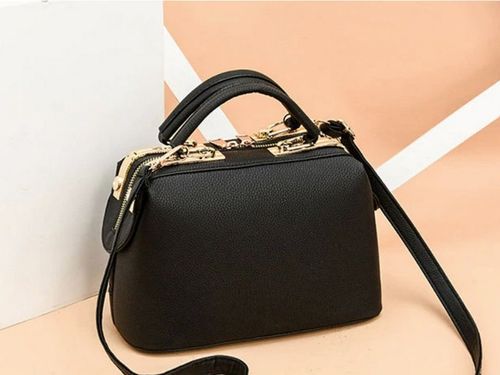 CZARNA TOREBKA Ramię Klasyczna PIKOWANA MIŚ Złote Dodatki Kuferek na Arena.pl