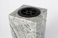 Ekskluzywny Biały Wazon Granitowy na Grób (Wiscount White) 28cm