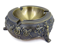 Popielniczka Metalowa w Stylu Ludwikowskim Zdobiona z Trzema Uchwytami
