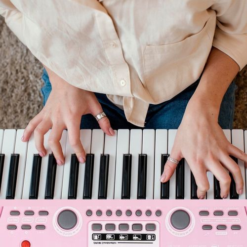 Keyboard dla dziewczynki 49 klawiszy akumulator/ mikrofon KD49P Max różowy na Arena.pl