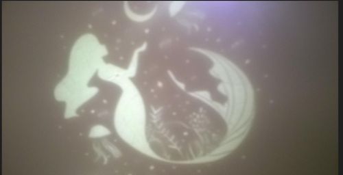 Lampka nocna z projektorem i zegarem - żółty/złoty na Arena.pl