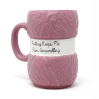 Kubek Włóczka z napisem "Knitting Keeps Me From Unravelling"