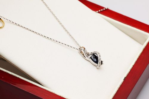 wisiorek z białego złota z szafirem i diamentami na Arena.pl